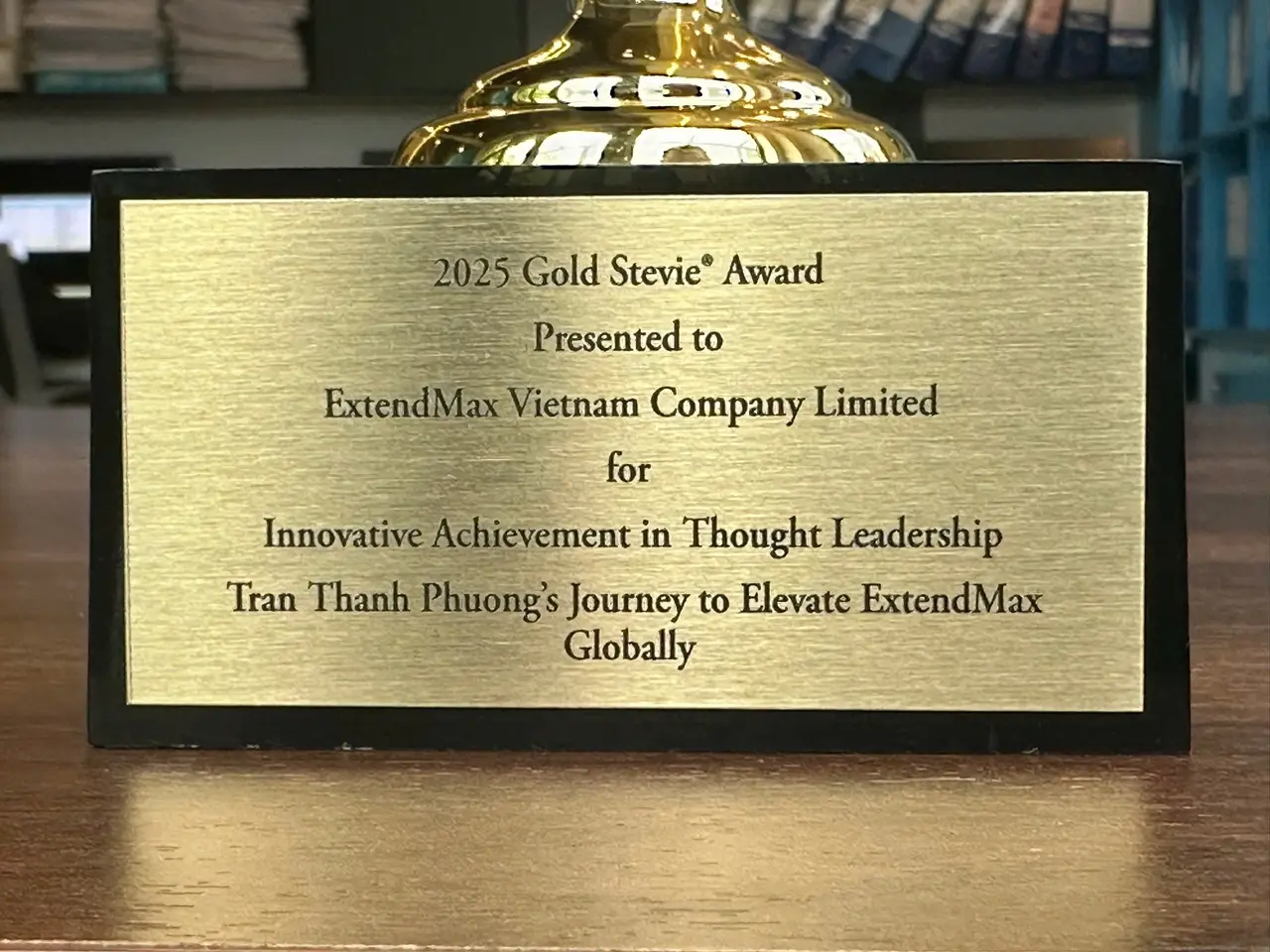 Cúp vàng của Stevie Awards. Các cúp của Stevie Awards đều được cá nhân hóa, khắc tên người thắng giải