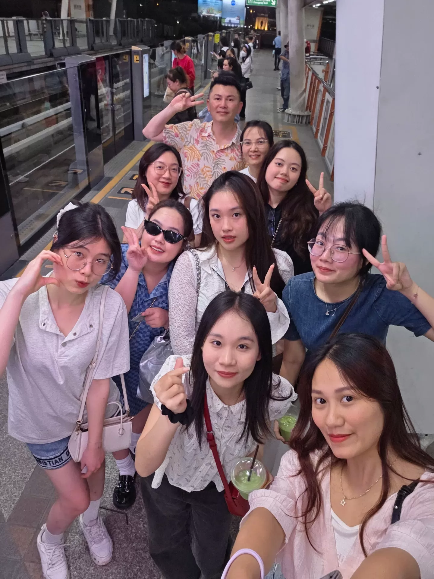 Trải nghiệm di chuyển bằng tàu BTS