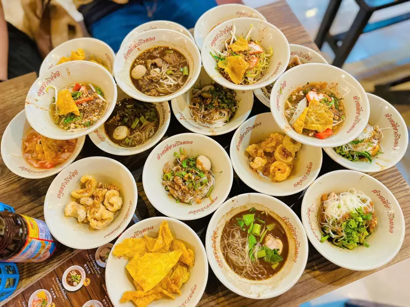 Mì thuyền Baan Kuay Tiew Ruathong nổi tiếng