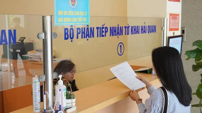 Thủ tục cho hàng tạm nhập tái xuất