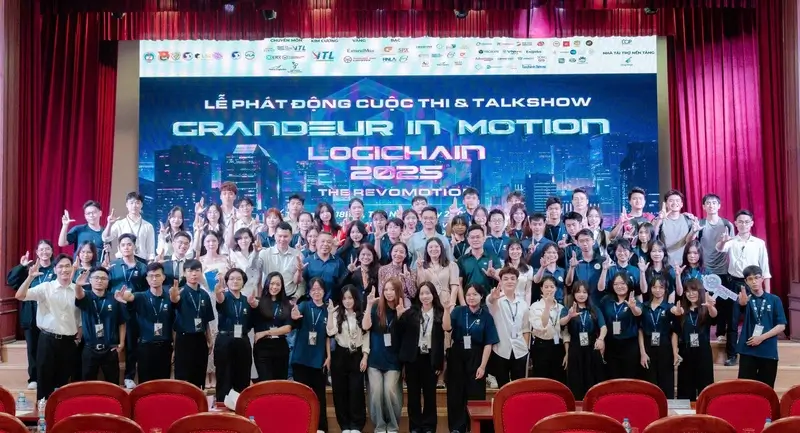 Tổng Giám đốc ExtendMax - Ông Trần Thanh Phương và các chuyên gia đầu ngành logistics chụp ảnh lưu niệm tại lễ phát động LogiChain 2025 cùng các sinh viên NEU
