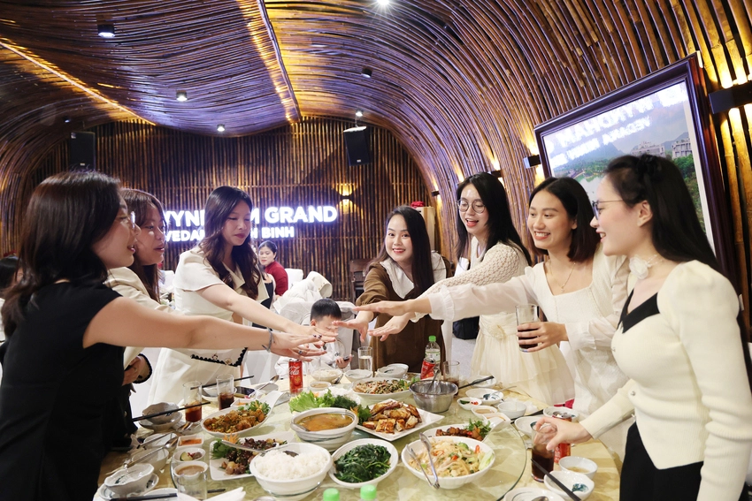 B&agrave;n tiệc h&ocirc;m đ&oacute; đầy m&oacute;n. Nhưng thứ &ldquo;đầy&rdquo; nhất vẫn l&agrave; những c&acirc;u chuyện.